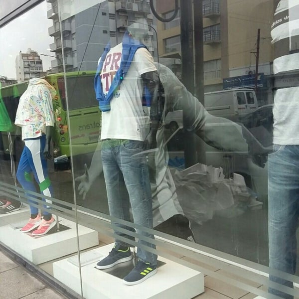 Al frente por qué entidad Adidas Outlet Store (Ahora cerrado) - Tienda de artículos deportivos en  Liniers