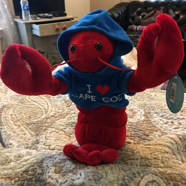 The grilled tuna was excellent and so is the chowdah! Wonderful staff and we even got a cute little stuffed lobster from the gift shop. We named him Lobstah Louie