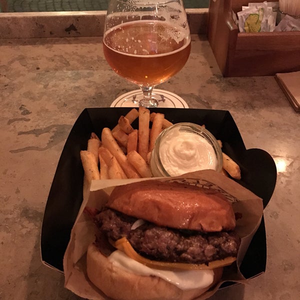 Excellent burger, Casual Environment, Friendly Service (special props to Johan!) and a great selection of Beer! Is all you need for a burger place!