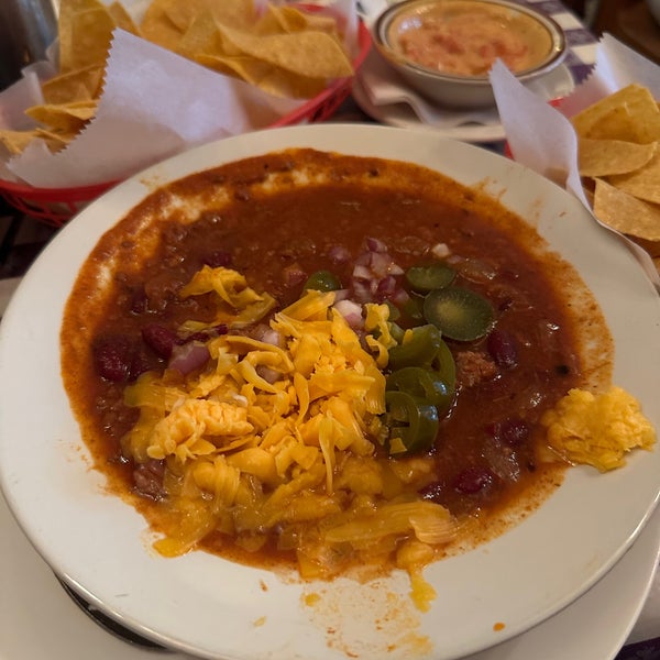 Fun spot that’s not as crowded or chaotic as all the hyped up WV places. Chili was tasty but huge serving so definitely come with an appetite.