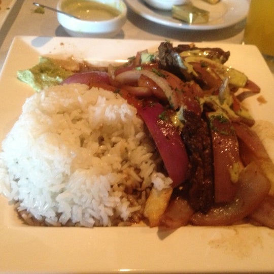 Foto diambil di Lola&#39;s Peruvian Restaurant oleh Sait Mesutcan I. pada 11/20/2012