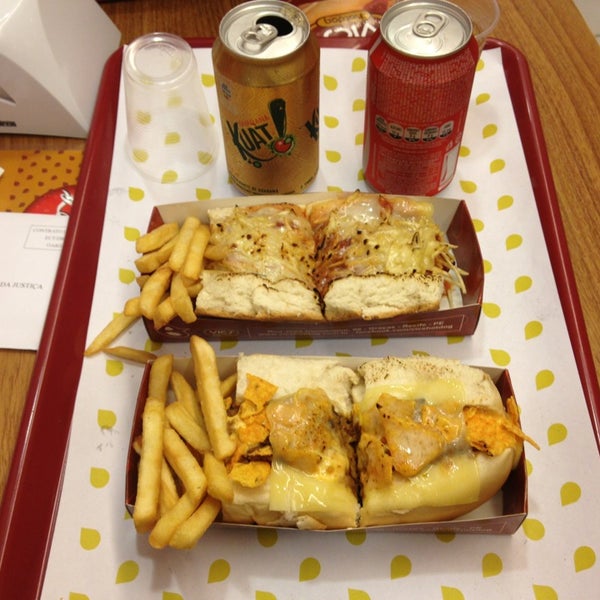 7/18/2013 tarihinde Scheila A.ziyaretçi tarafından Vic&#39;s Hot Dog Gourmet'de çekilen fotoğraf