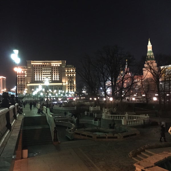 รูปภาพถ่ายที่ Manezhnaya Square โดย Ekaterina B. เมื่อ 3/13/2015