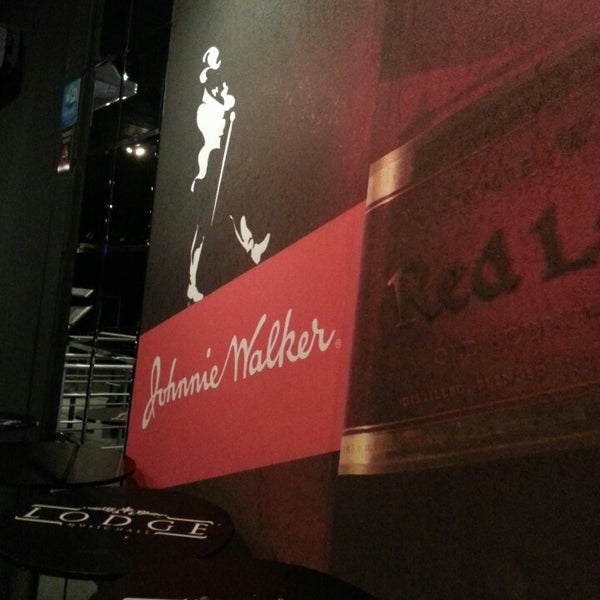 Музыкальный магазин хабаровск серышева. Двин мьюзик холл. Music hall надпись. Джаз клуб вывеска. Магазин мьюзик холл.