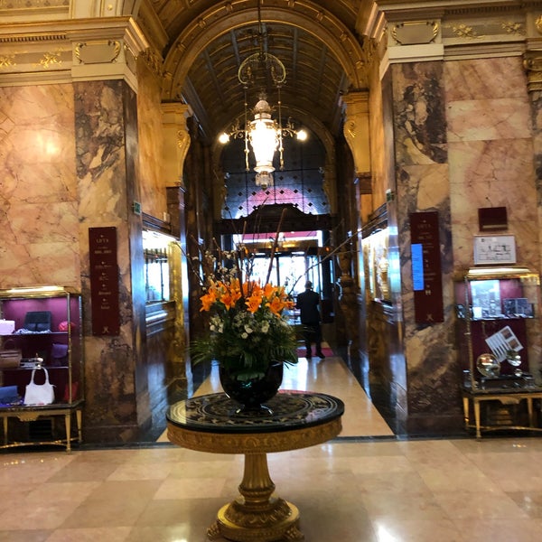 Das Foto wurde bei Hotel Metropole von ✨ Lady Di W. am 11/29/2018 aufgenommen