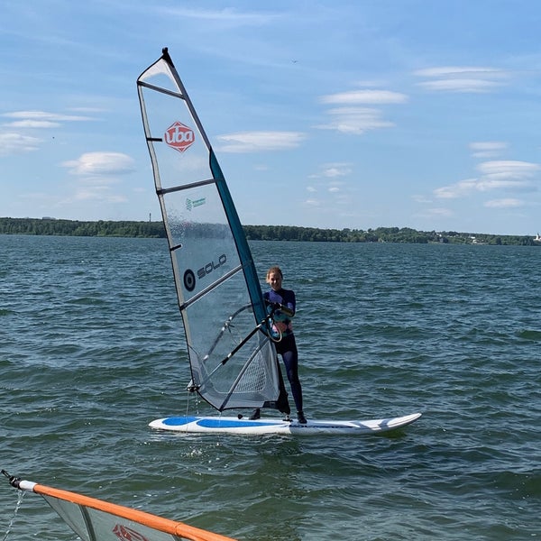 Серфстанция бумеранг новосибирск. Виндсерфинг обучение. Виндсерфинг в приморско-ахтарске. Пляж бумеранг софийская 15. Серфстанция.