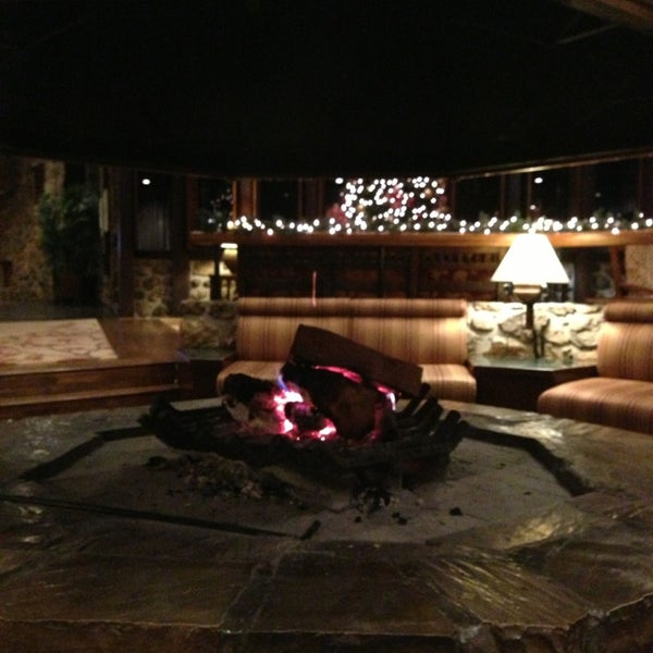 รูปภาพถ่ายที่ The Lodge Of Four Seasons โดย Matt G. เมื่อ 12/18/2012