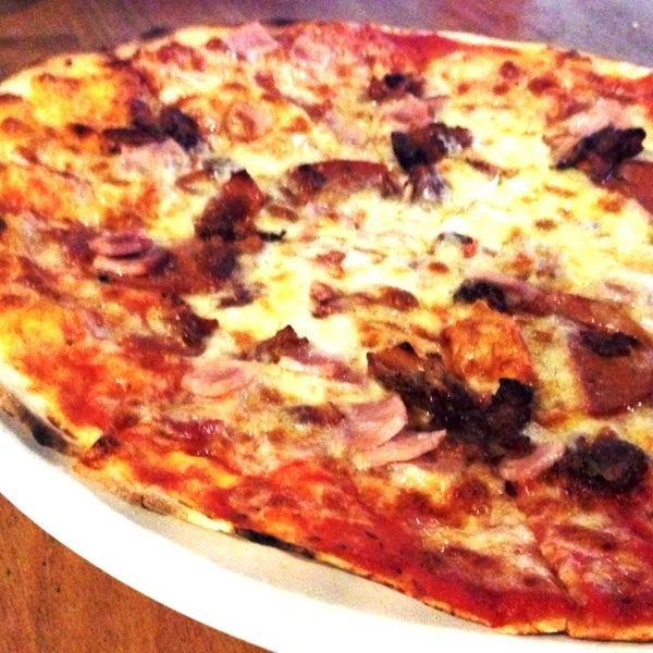 8/17/2013에 gerard t.님이 Roundhouse Pizza, Bar &amp; Grill에서 찍은 사진