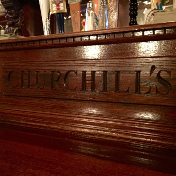 รูปภาพถ่ายที่ Churchill&#39;s Pub โดย Alexander M. เมื่อ 11/5/2015