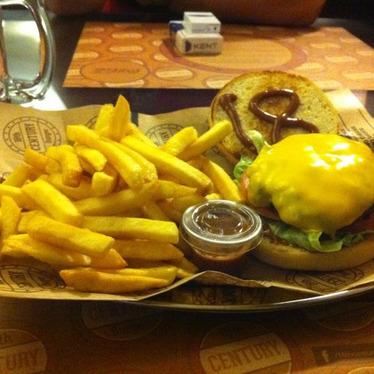 Foto scattata a 18th Century Burger da Nad O. il 10/13/2012