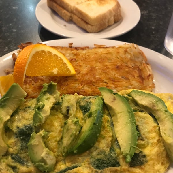 Foto tirada no(a) Mr. Mamas Breakfast and Lunch por Naside C. em 5/17/2018