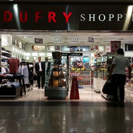 รูปภาพถ่ายที่ Dufry Shopping โดย Flávio José D. เมื่อ 9/11/2014