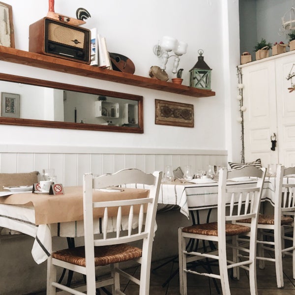 Amazing modern cuisine with influences from local flavors and goods. This place is a must if you're in Andros. Try tamboule with quinoa, haloumi with grape sweet sauce and the classic spaghetti!