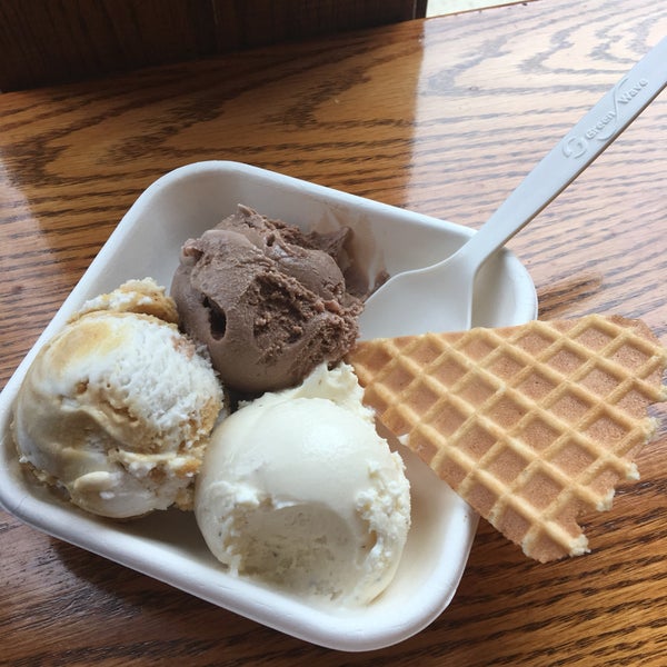 Снимок сделан в Jeni&#39;s Splendid Ice Creams пользователем Liz V. 4/12/2019