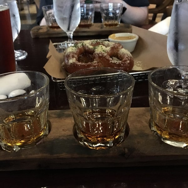 4/6/2018 tarihinde Liz V.ziyaretçi tarafından Down One Bourbon Bar &amp; Restaurant'de çekilen fotoğraf