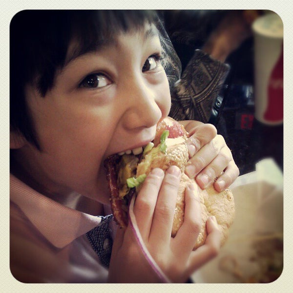 Foto tomada en Charm City Burger Company  por Min O. el 1/19/2013
