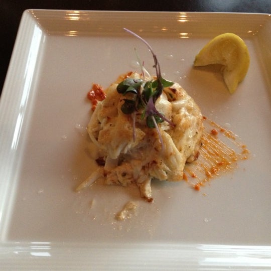 Photo taken at Deep Blu Seafood Grille by Edgar on 9/26/2012