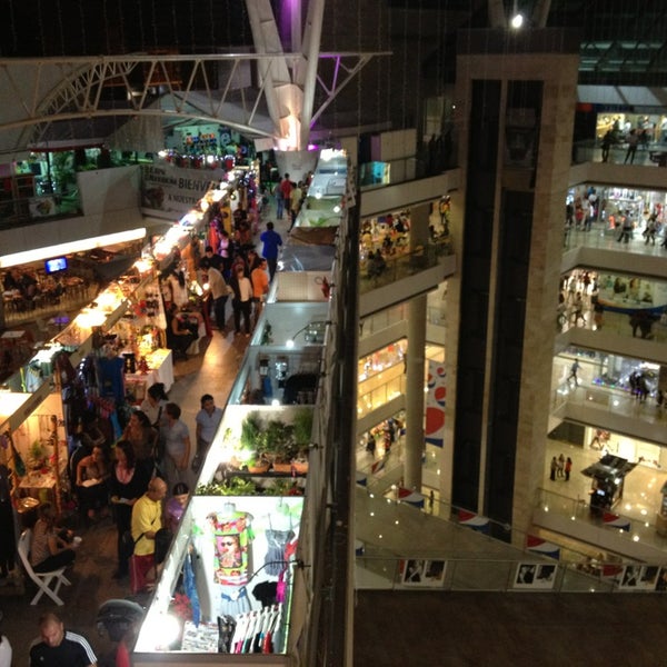รูปภาพถ่ายที่ Millennium Mall โดย Rebecca A. เมื่อ 12/23/2012