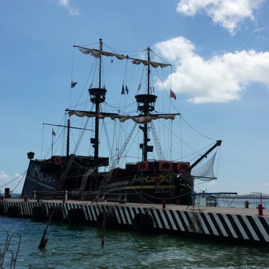 10/7/2013에 Mario H.님이 Captain Hook Pirate Ship에서 찍은 사진