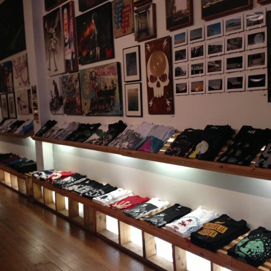 รูปภาพถ่ายที่ DSF Clothing Company &amp; Art Gallery โดย Mango C. เมื่อ 12/30/2012