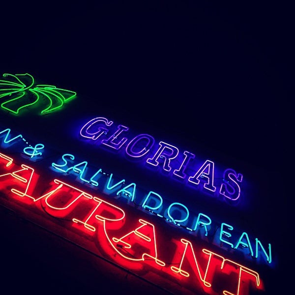รูปภาพถ่ายที่ Gloria&#39;s Cafe โดย Roberto C. เมื่อ 3/12/2013