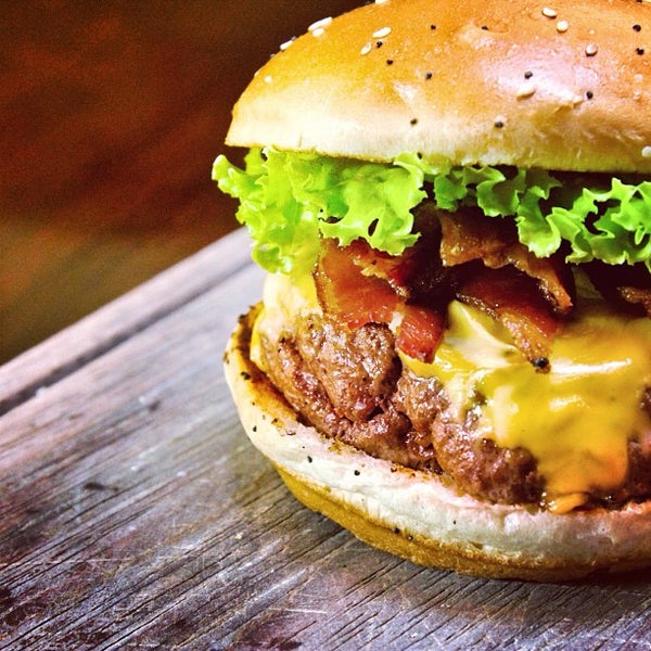 รูปภาพถ่ายที่ Mustard&#39;s Burger Shop &amp; Grill โดย Roberto C. เมื่อ 5/31/2013