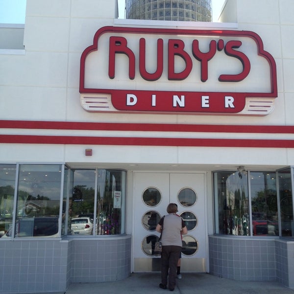 รูปภาพถ่ายที่ Ruby&#39;s Diner โดย Robert S. เมื่อ 6/29/2013