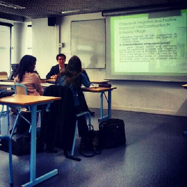 Канада образование колледжи. Амстердам (uva). Молодежь с гаджетами. Учащиеся студенты. Школа в нидерландах.