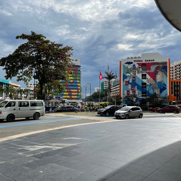 Foto diambil di Suria Sabah Shopping Mall oleh شيد ن. pada 11/23/2021