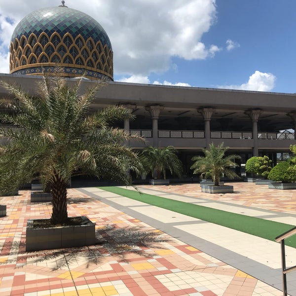 Das Foto wurde bei Masjid KLIA (Sultan Abdul Samad Mosque) von شيد ن. am 2/21/2020 aufgenommen