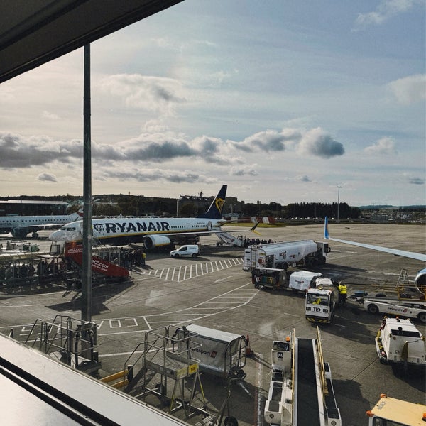 Foto diambil di Edinburgh Airport (EDI) oleh Hitomi E. pada 11/2/2023