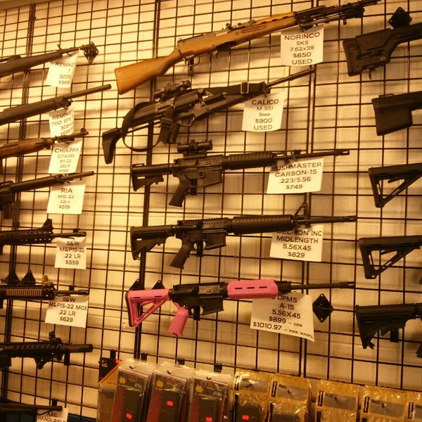 4/6/2013에 Georgia S.님이 The Gun Store에서 찍은 사진