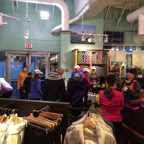 lululemon hours oakbrook center