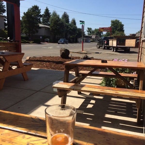 Putter's Bar & Grill Dive Bar in Portland