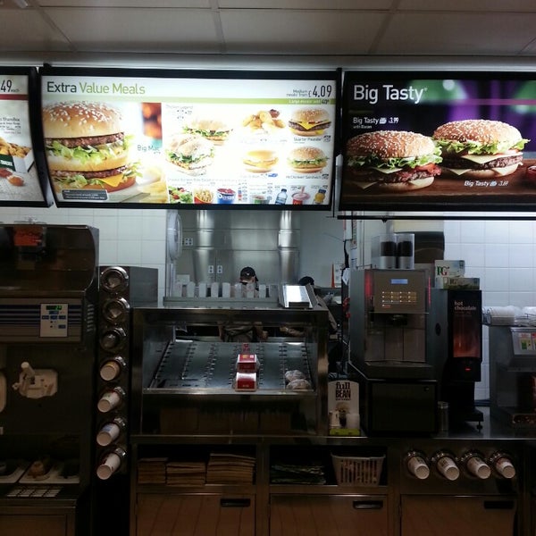 รูปภาพถ่ายที่ McDonald&#39;s โดย THEJMax เมื่อ 3/12/2013
