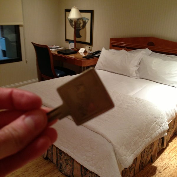 Foto diambil di The Cincinnatian Hotel, Curio Collection by Hilton oleh Chris B. pada 2/10/2013