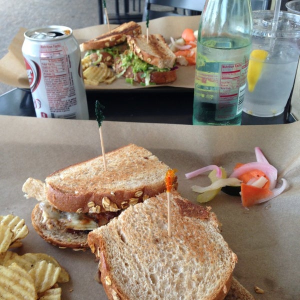 รูปภาพถ่ายที่ Noble Sandwich Co. โดย Chris B. เมื่อ 4/13/2013