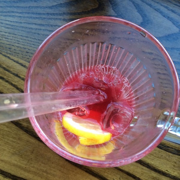 Great non alcoholic drink: the "pink lemonade" - fresh squeezed lemon juice, grenadine and soda. Great for kids