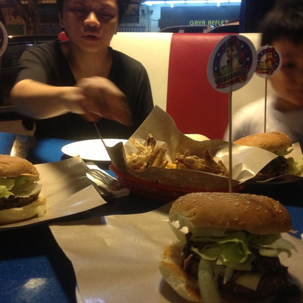 Foto scattata a Bomber&#39;s Burger da Terence F. il 8/2/2013