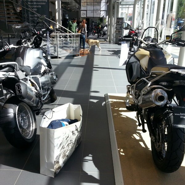 Photo prise au BMW Motorrad Zentrum par Julio L. le9/17/2013