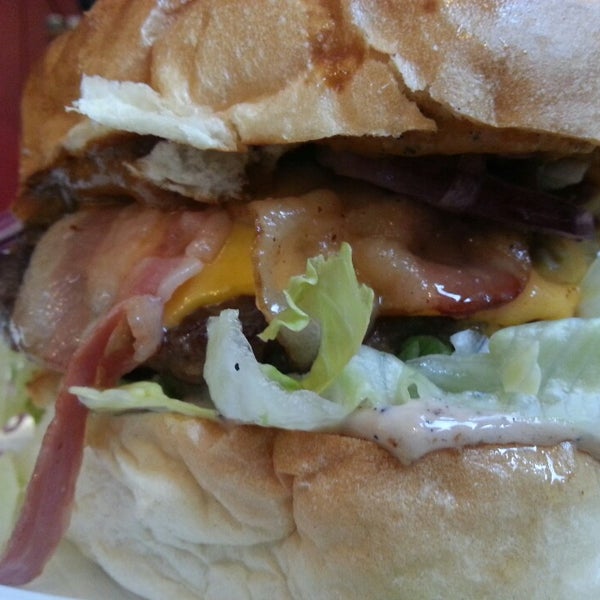 7/11/2014 tarihinde Tim G.ziyaretçi tarafından Big Daddy Burger Bár'de çekilen fotoğraf