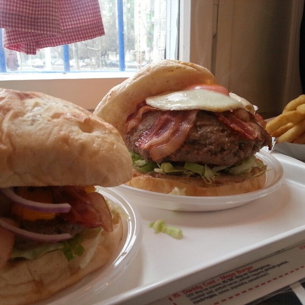 2/1/2014 tarihinde Tim G.ziyaretçi tarafından Big Daddy Burger Bár'de çekilen fotoğraf