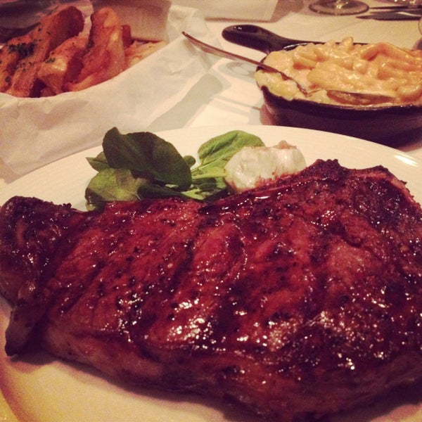 Das Foto wurde bei Gallagher&#39;s Steakhouse von 514eats am 8/6/2014 aufgenommen