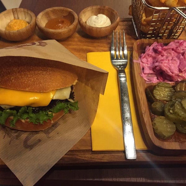 Das Foto wurde bei So Big Burger von Ebru .. am 10/9/2016 aufgenommen