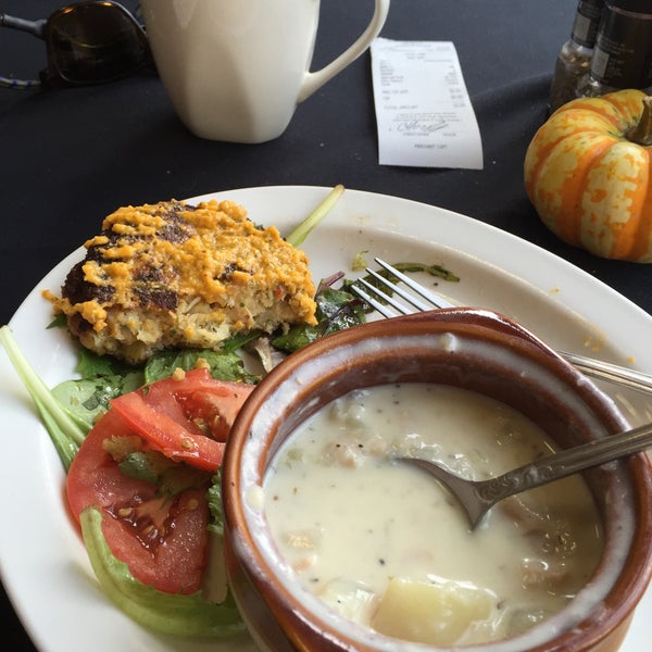 The chowdah taste completely home made because it is! Crab Cake special was super lumpy. Great Lunch!