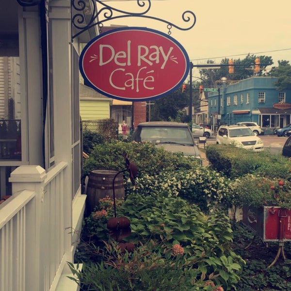 รูปภาพถ่ายที่ Del Ray Cafe โดย Haila A. เมื่อ 9/17/2016