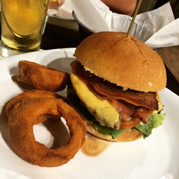 Photo taken at Ox Prime Burguer by Eriane A. on 8/12/2015