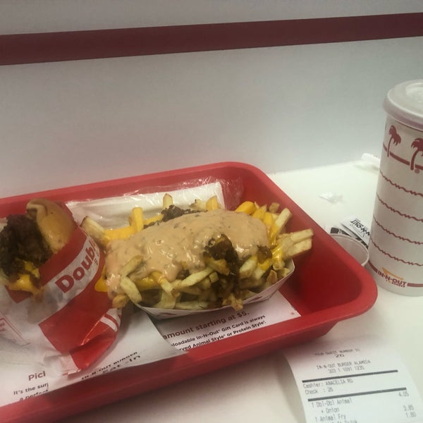 Photo taken at In-N-Out Burger by Regina W. on 12/29/2018