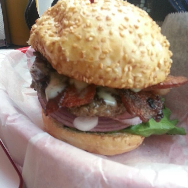 Das Foto wurde bei Pearl&#39;s Deluxe Burgers von Regina W. am 7/6/2013 aufgenommen