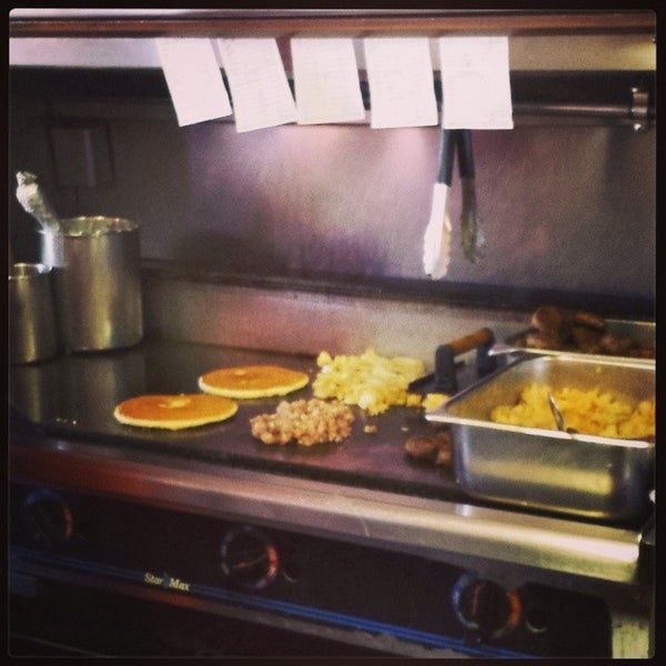 Foto diambil di Murry &amp; Paul&#39;s Restaurant oleh ShannonRenee M. pada 5/24/2014